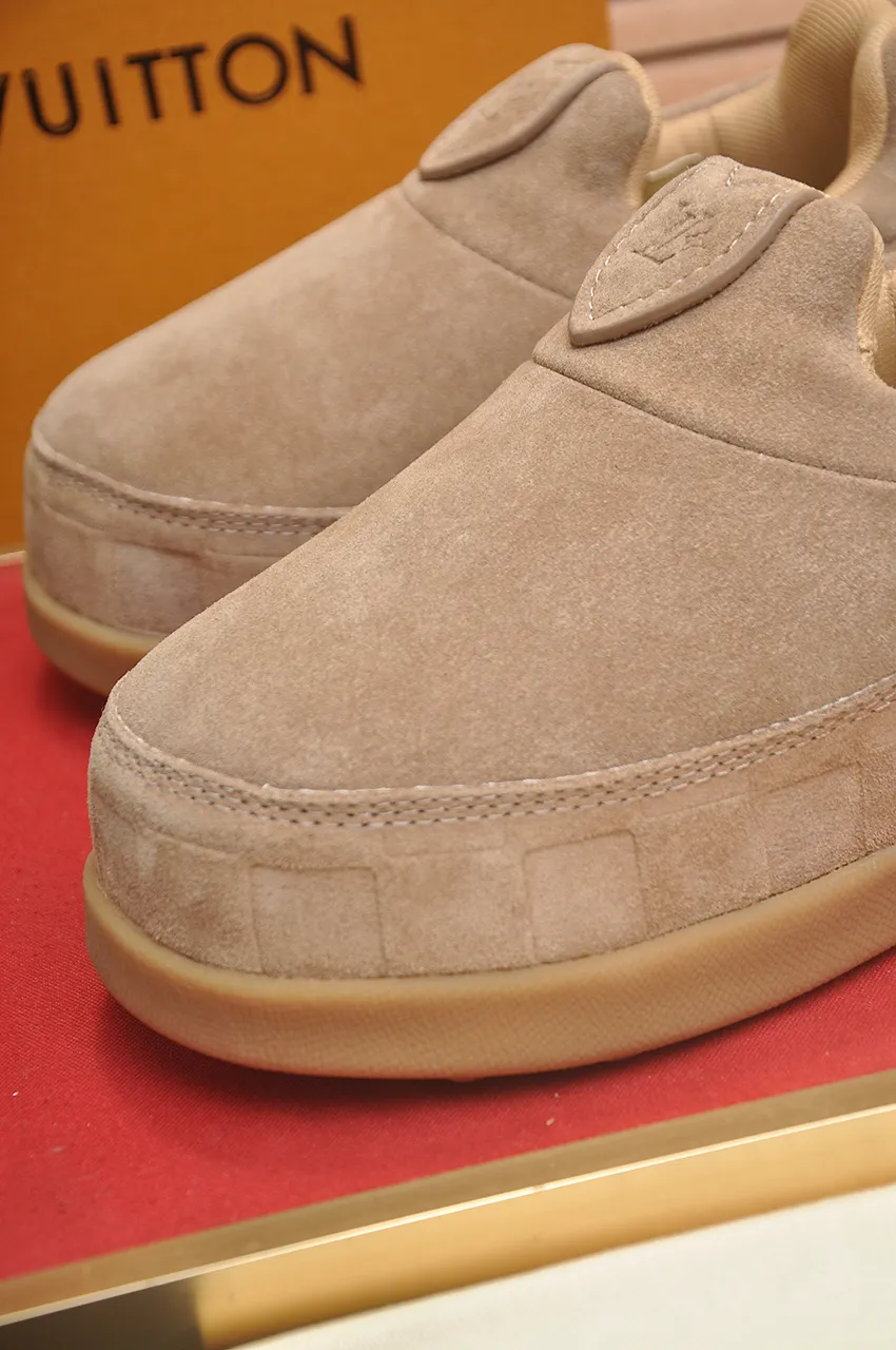 Men's men's shoes💰700💶 🔥New style🔥 LV co-branded nigo, ugly and cute😍Many Internet celebrities have put on their shoes, classic and versatile items.  ❄️Fabric: Imported high mercerized cow suede. ❄️Inner lining: high-grade elastic mesh, ❄️Outsole: original molded outsole, palm print rubber outsole with hidden L letter and Monongram flower ❄️Size: Female 35-41 (Female 41 customized), Male 39-46 (45-46 customized)